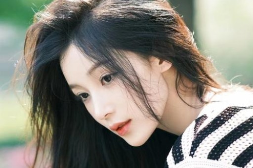父母是清华教授因拍被前夫家暴如今再不让女儿进娱乐圈